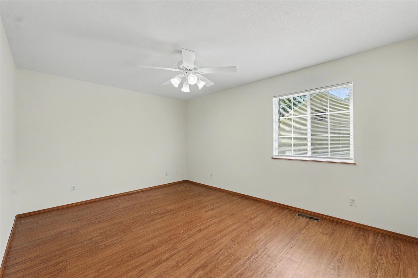 Photo 13 of 905 S Cottage Grove Avenue