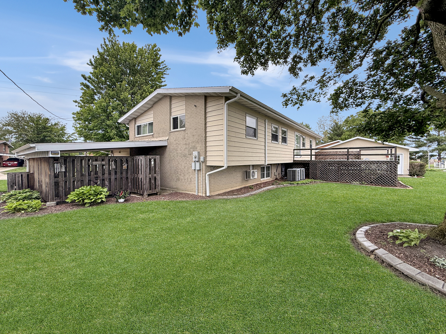 Photo 5 of 1616 Golfview Circle