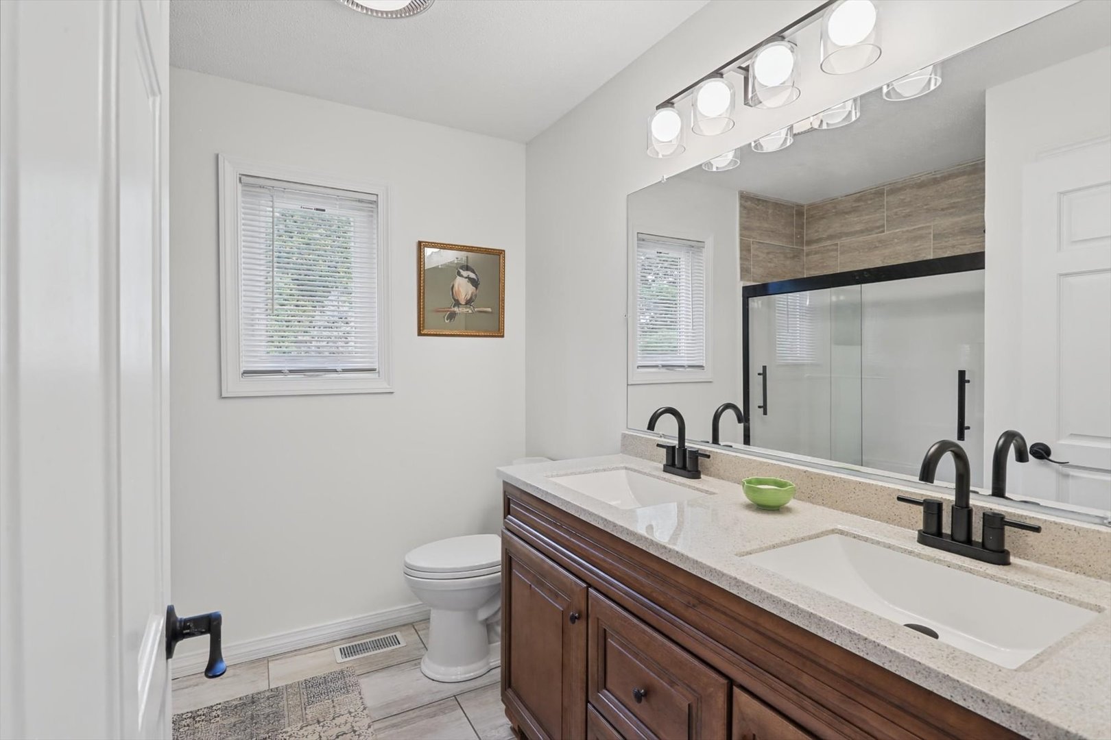 2nd full bath, off 2nd floor hallway