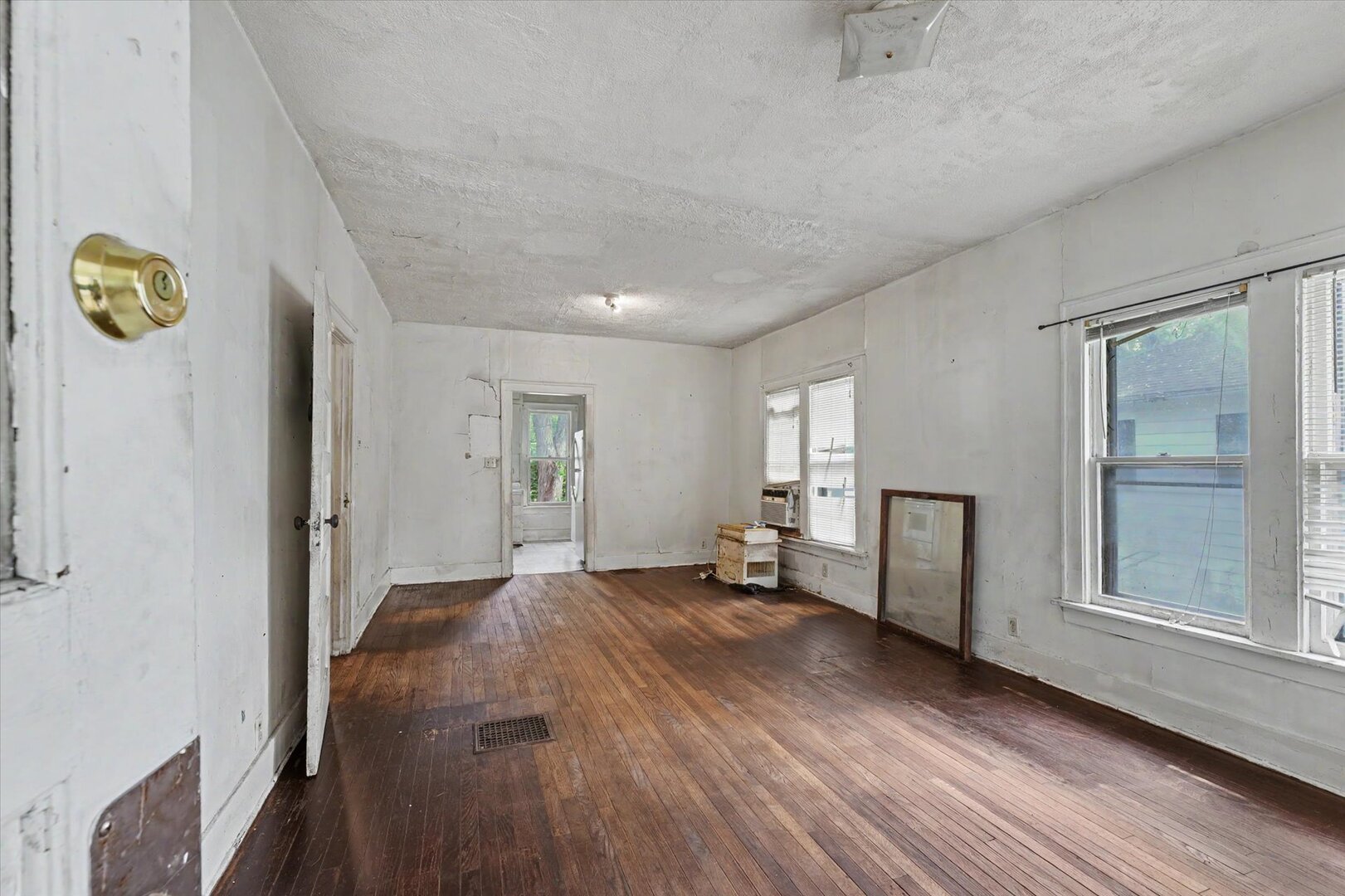 Photo 10 of 402 S Johnson Avenue