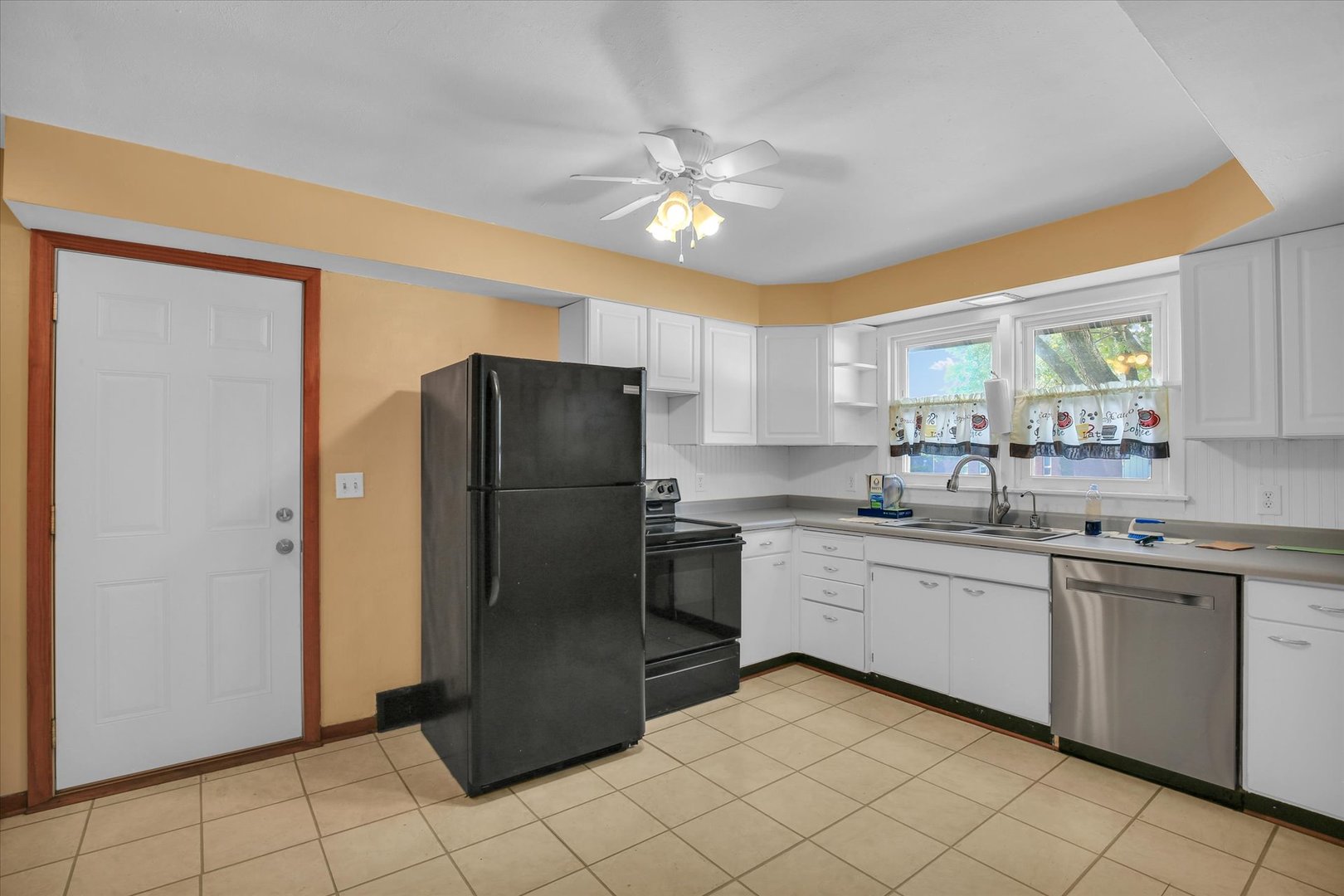 Photo 10 of 1108 S Mattis Avenue
