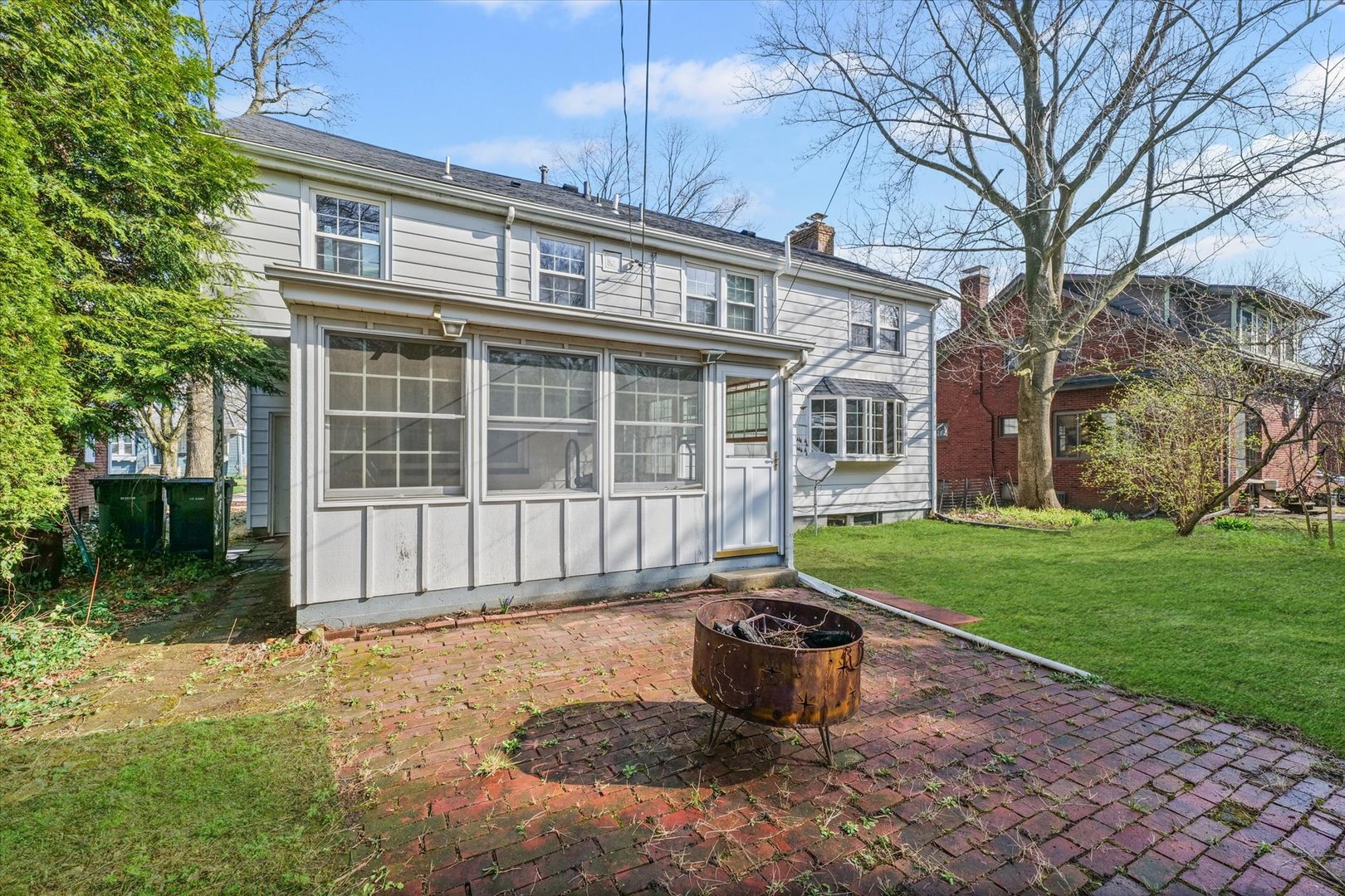 Photo 34 of 207 W Vermont Avenue