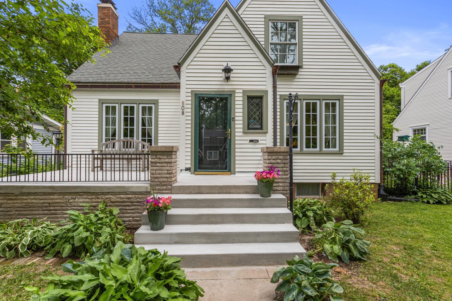 Photo 4 of 508 W Vermont Avenue