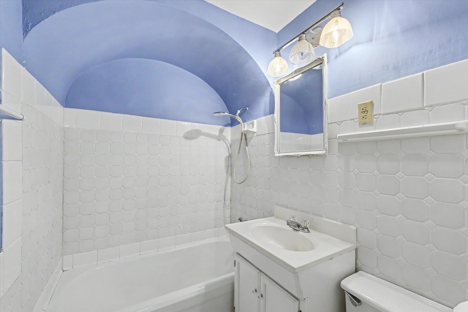 Second floor full bathroom