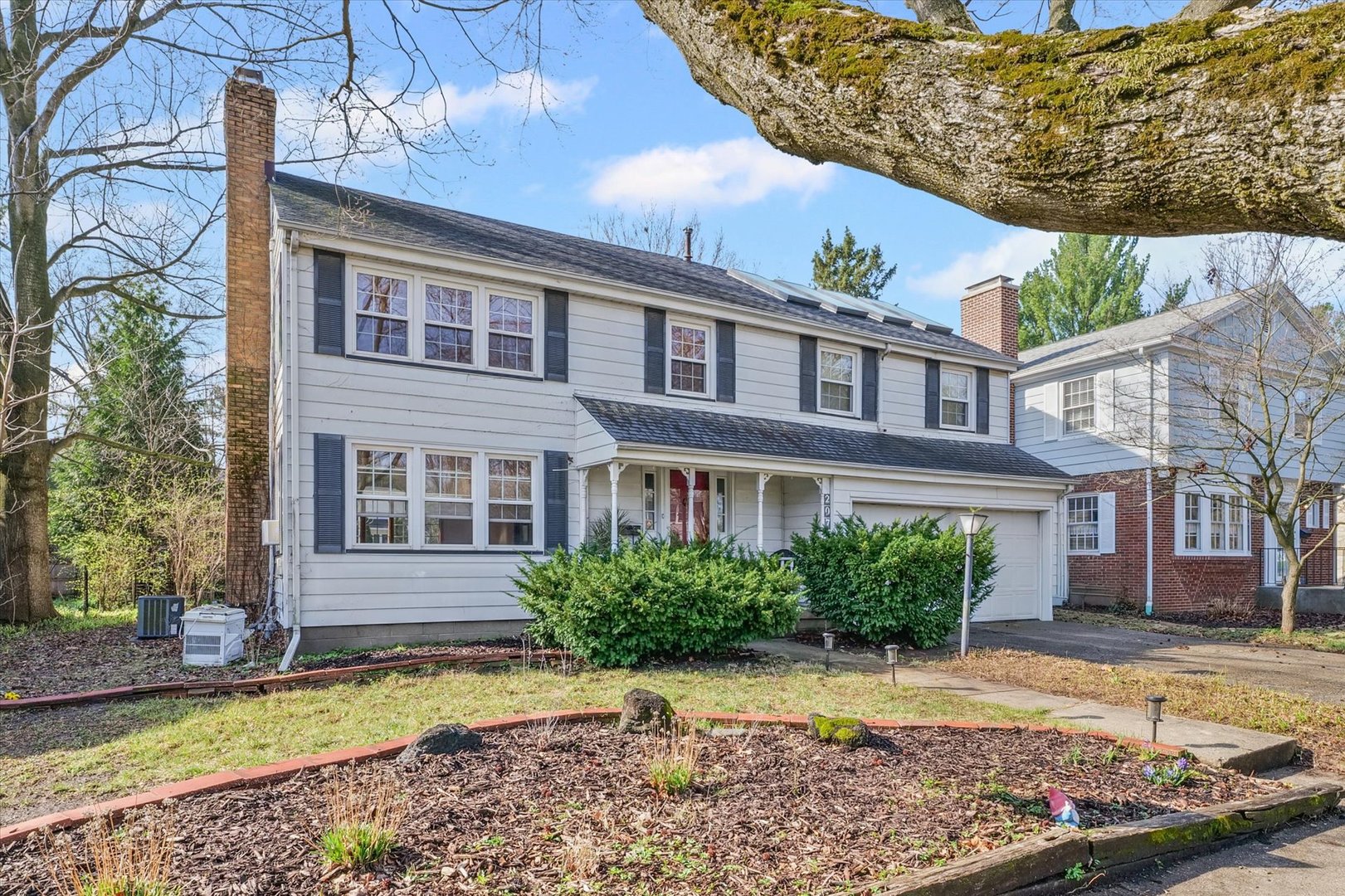 Photo 3 of 207 W Vermont Avenue