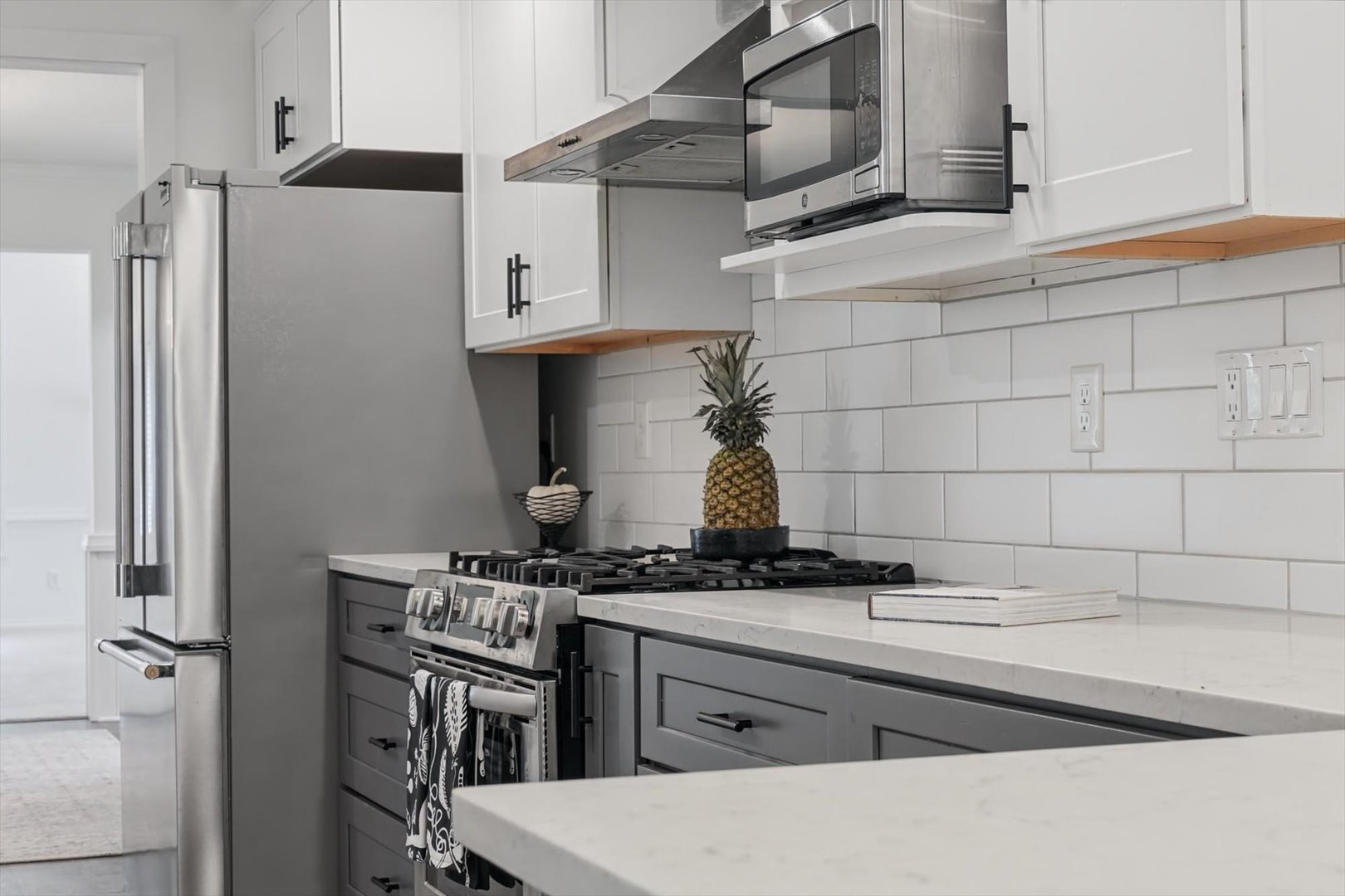 Gas range with ventilation hood