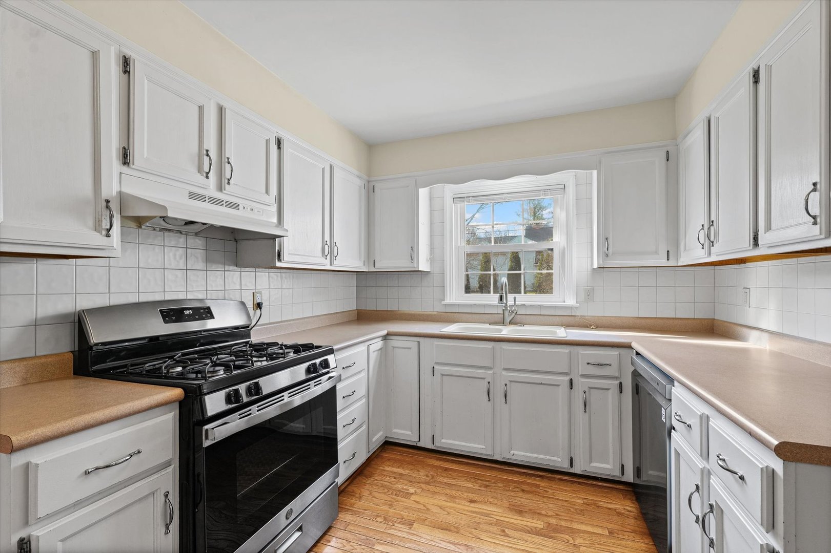 Photo 10 of 207 W Vermont Avenue