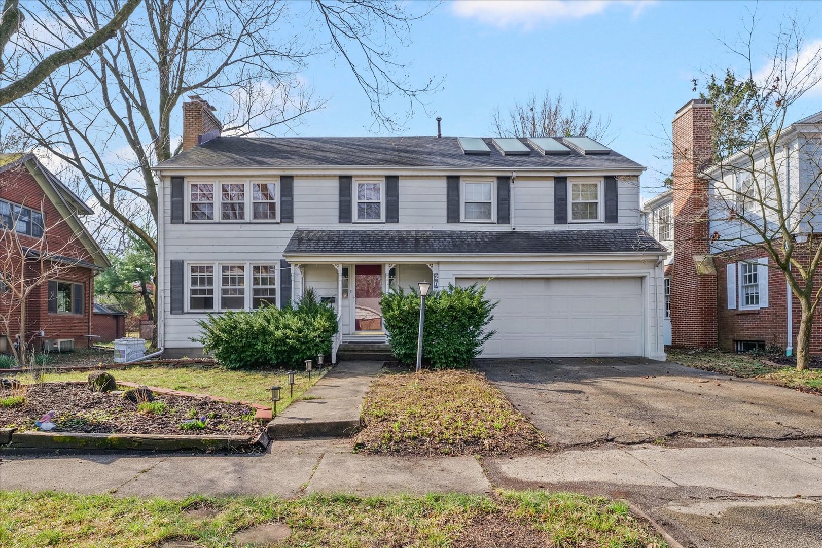 Photo 2 of 207 W Vermont Avenue