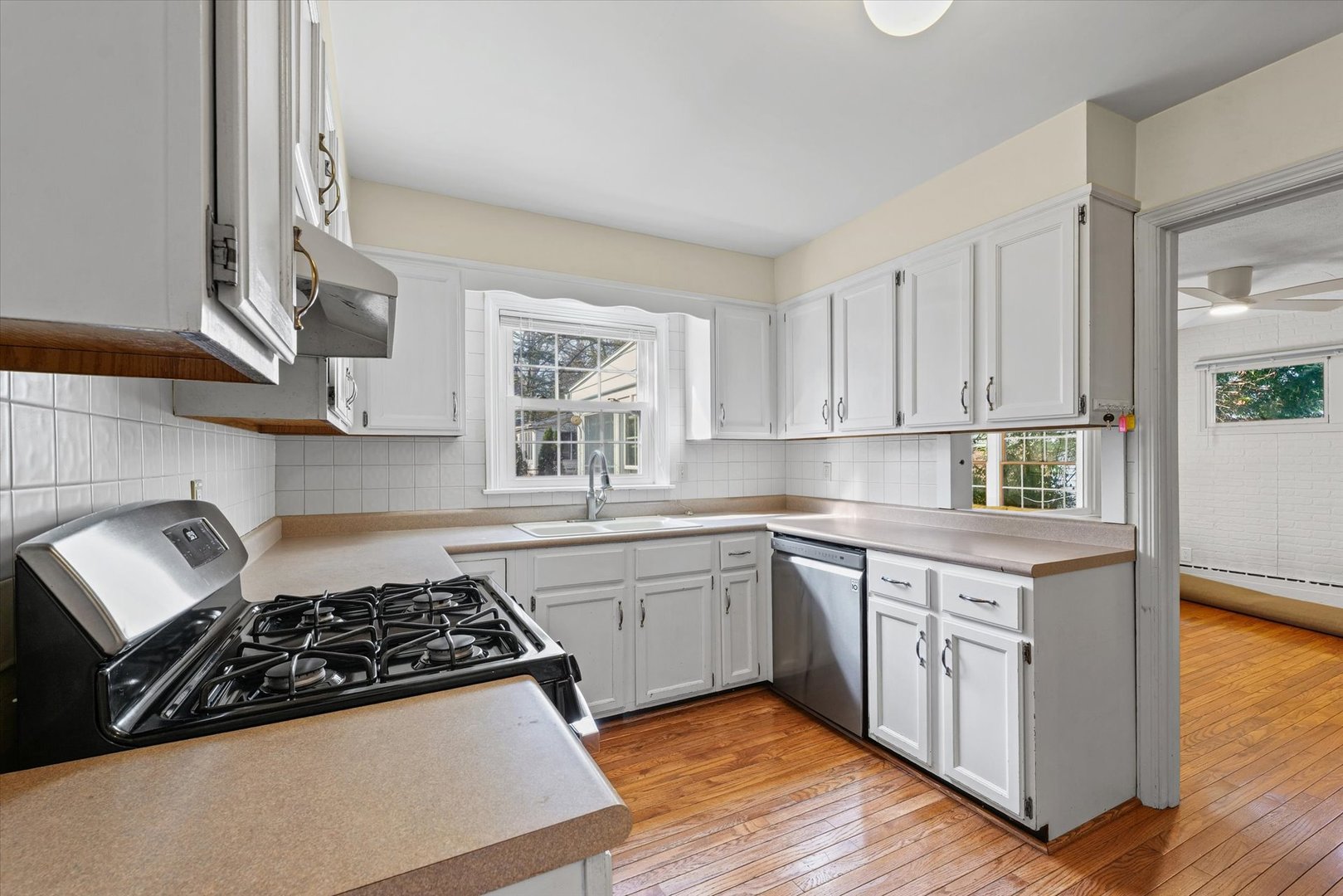 Photo 9 of 207 W Vermont Avenue