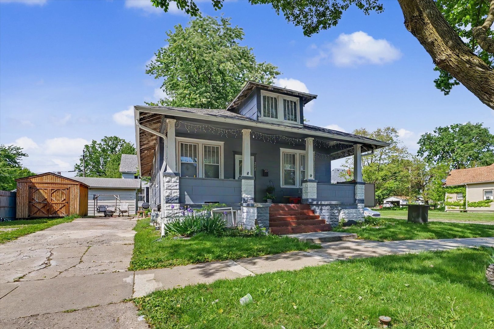 Photo 3 of 212 E Hill Street