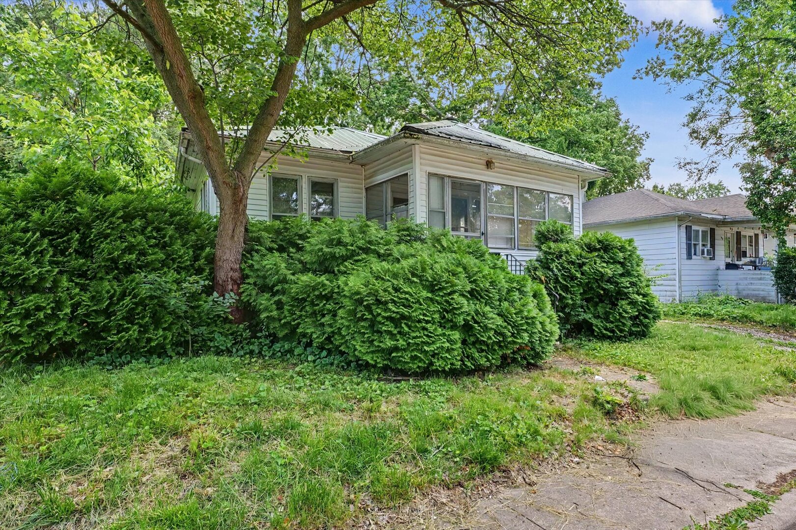 Photo 4 of 402 S Johnson Avenue