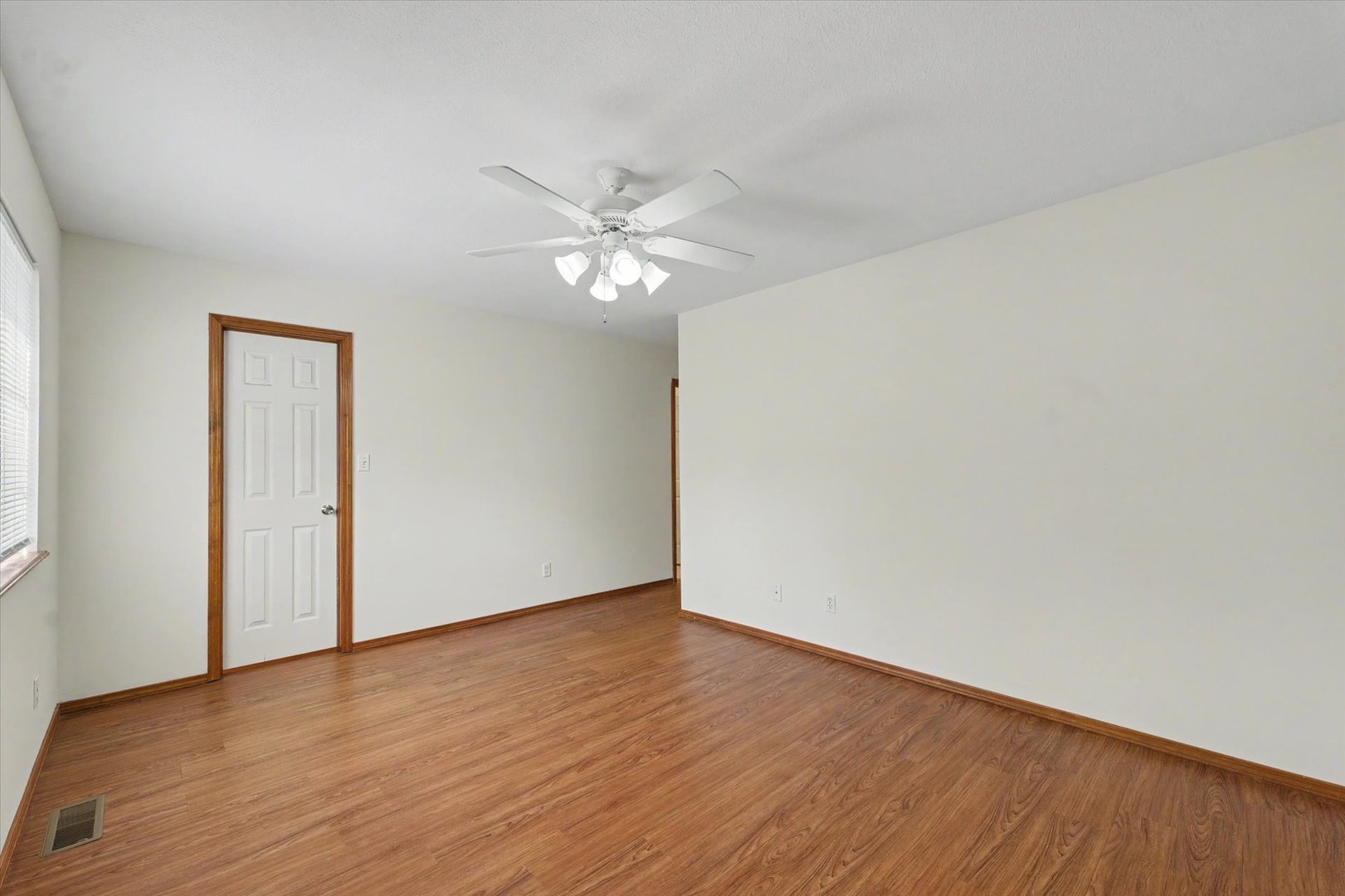 Photo 14 of 905 S Cottage Grove Avenue