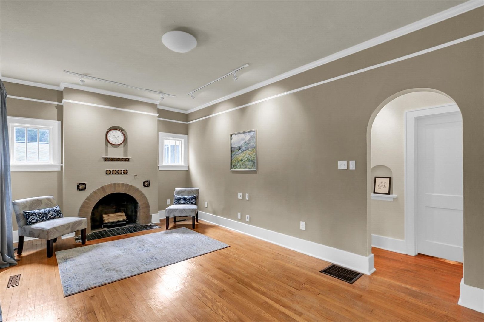Oak floors, Picture Rail, Custom lighting