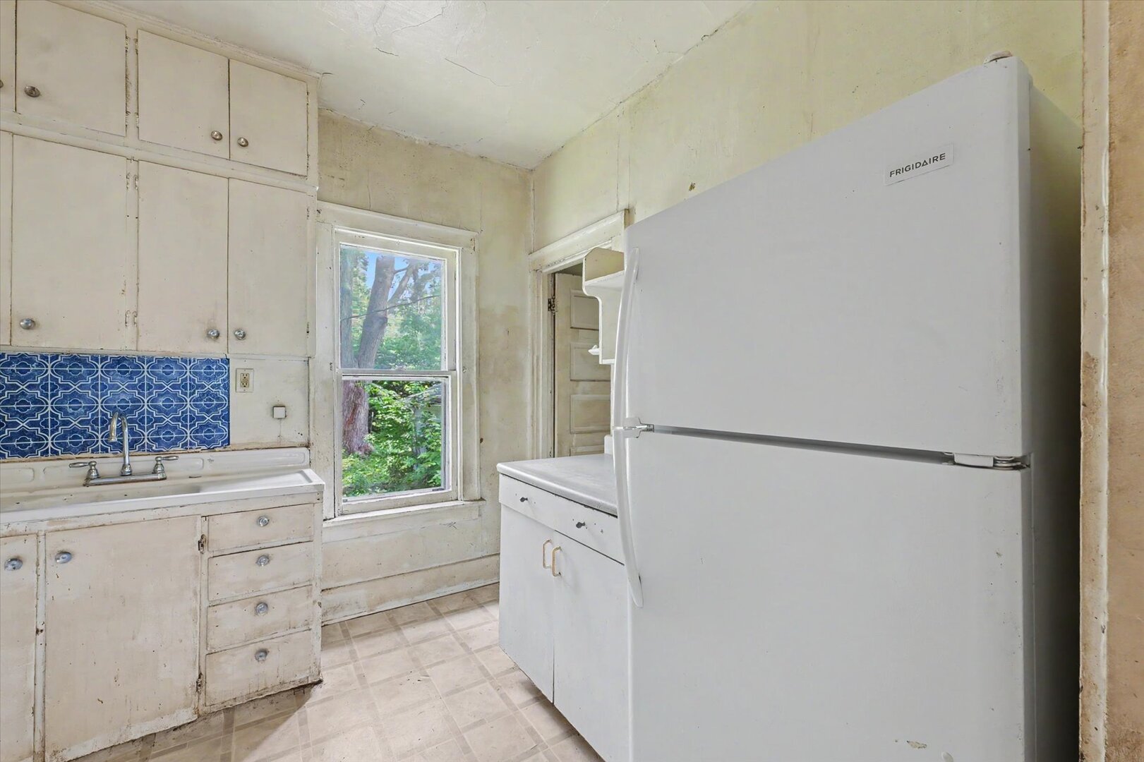 Photo 14 of 402 S Johnson Avenue