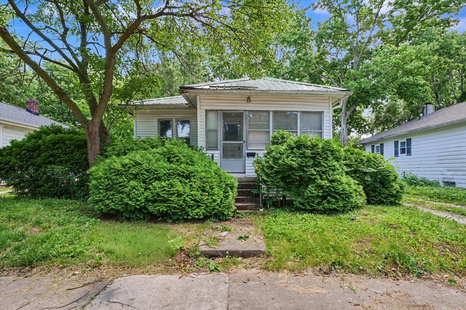 Photo 3 of 402 S Johnson Avenue