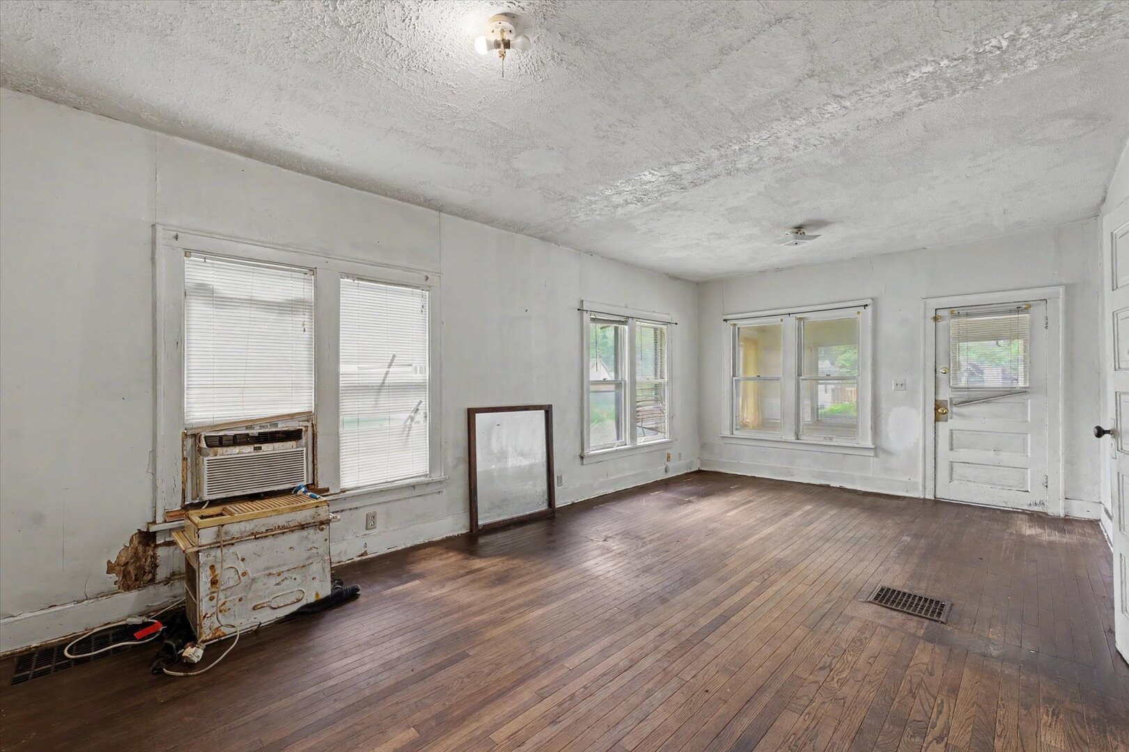 Photo 13 of 402 S Johnson Avenue