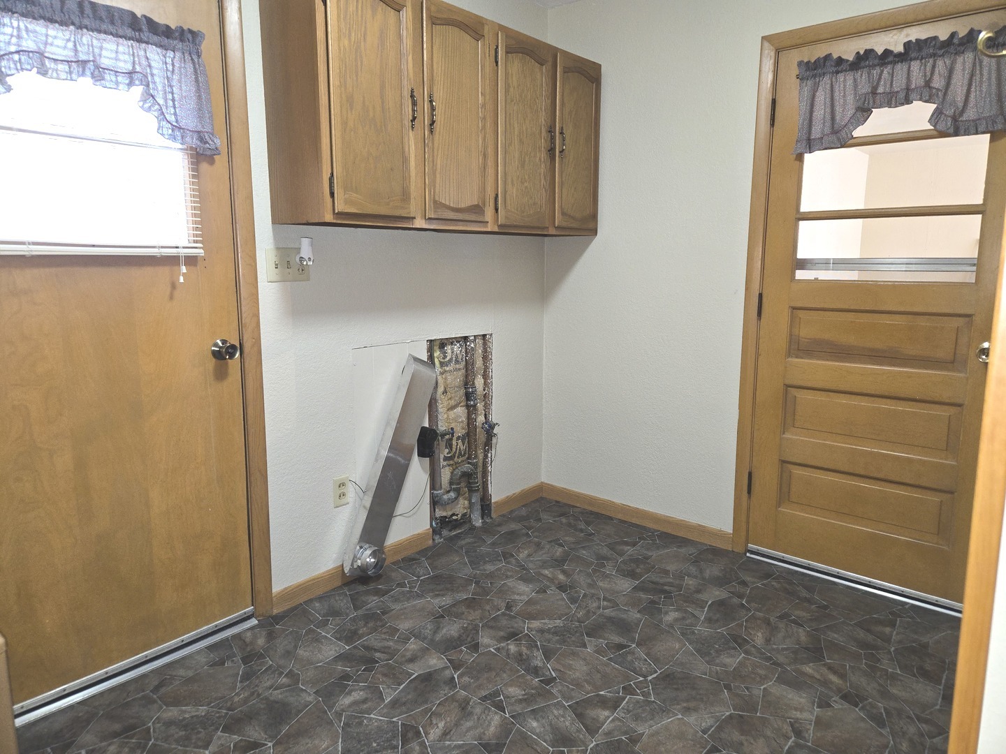 Garage Entrance/Laundry/Half Bath Area